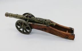 Настольная модель пушки