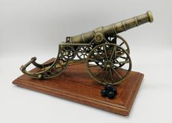 Настольная модель полевой пушки