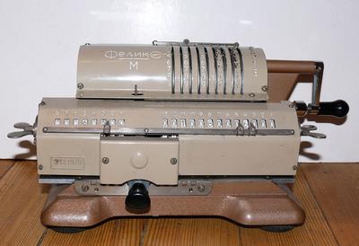 Арифмометр "Феликс М". В рабочем состоянии. Середина ХХ века.