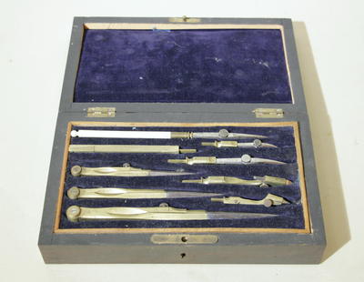 Готовальня. В комплекте 9 инструментов с линейками.