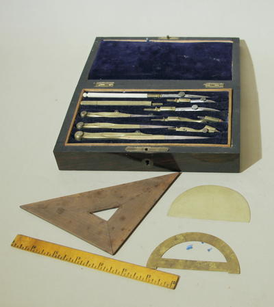 Готовальня. В комплекте 9 инструментов с линейками.