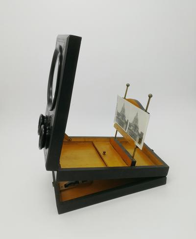 Стереоскоп. Данный прибор позволяет просматривать как отдельные фотографии так и стереопары.