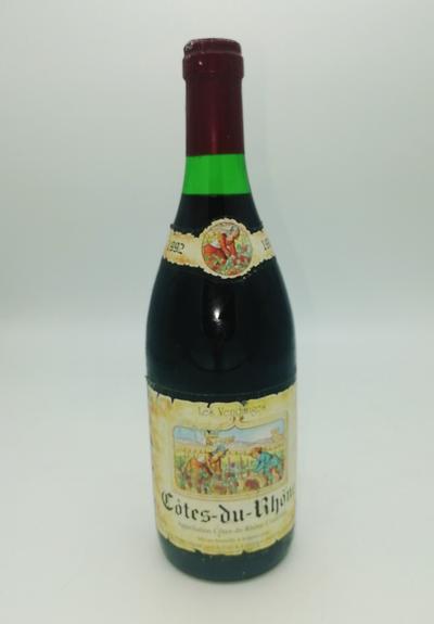 Вино 1992 "Cotes du Rhone". Упаковка не повреждена. Этикетка в хорошей сохранности. В комплект входит подарочная упаковка в виде футляра для бутылки