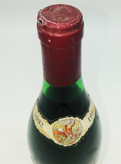 Вино 1992 &quot;Cotes du Rhone&quot;. Упаковка не повреждена. Этикетка в хорошей сохранности. В комплект входит подарочная упаковка в виде футляра для бутылки