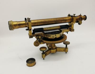 Нивелир. Конец XIX - начало XX вв. Западная Европа. В хорошей сохранности.