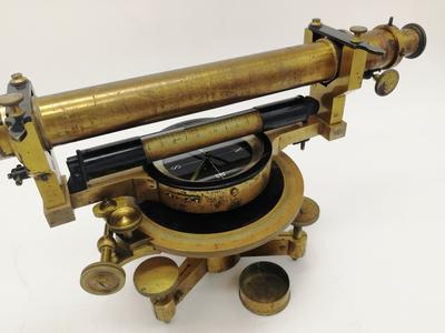 Нивелир. Конец XIX - начало XX вв. Западная Европа. В хорошей сохранности.