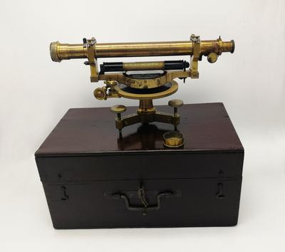 Нивелир. Конец XIX - начало XX вв. Западная Европа. В хорошей сохранности.