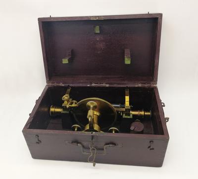 Нивелир. Конец XIX - начало XX вв. Западная Европа. В хорошей сохранности.