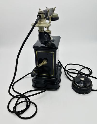 Аппарат телефонный "JYDSK". Дания 1910-е годы, с индукторным вызовом.