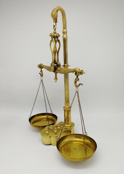 Коромысловые весы. Равноплечие коромысловые весы с подвесными чашками. Середина XIX века
