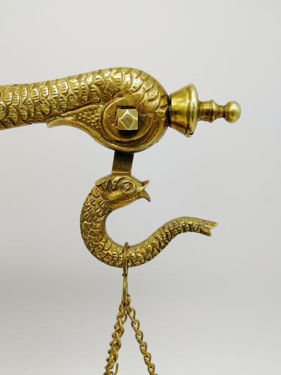 Коромысловые весы. Равноплечие коромысловые весы с подвесными чашками. Середина XIX века