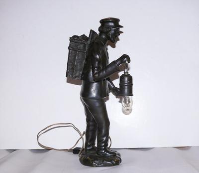 Скульптура-лампа "Сборщик угля". Конец XIX века.
