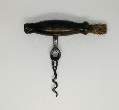 Штопор с рычажным отверстием. Т -образный штопор с прямой тягой. Хватка выполнена из древесины. Полностью исправен и в рабочем состоянии.