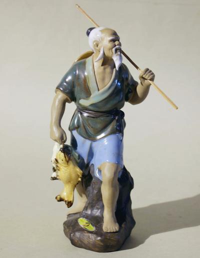 Статуэтка "Рыбак с уловом". Китай. 1970-80- е годы. ХХ века.