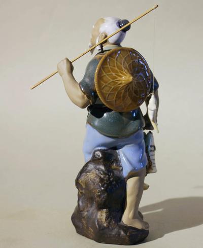 Статуэтка "Рыбак с уловом". Китай. 1970-80- е годы. ХХ века.