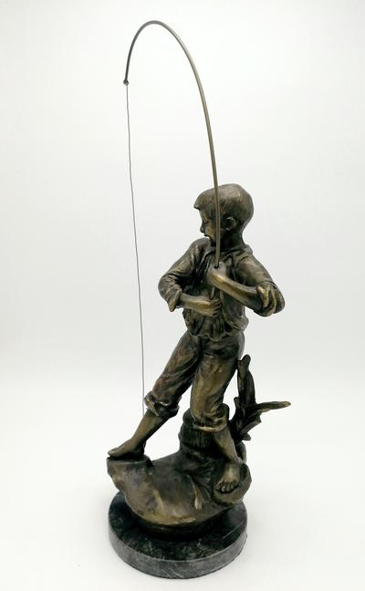 Скульптура "Рыбак". Автор G. Maxim, начало XX в. Скульптурная композиция представляет юного азартного рыбака, выудившего старый башмак.