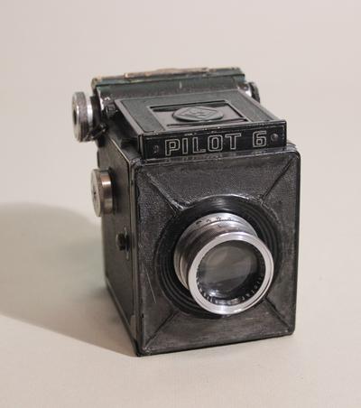 Фотоаппарат "PILOT 6". Одно рефлексная зеркальная фотокамера выпускалась в германии с 1935 по 1941 гг.