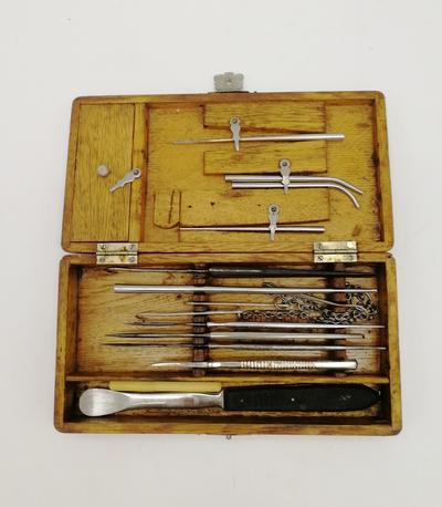 Дорожный набор хирургических инструментов. В набор входит оригинальный футляр с 13 предметами. Голландия, XIX век