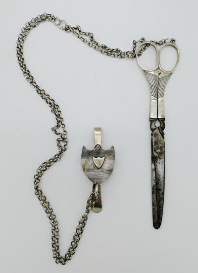 Ножницы с цепочной. Изготовлены в Голландии в 1832 г. Предмет в хорошей сохранности.