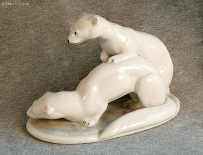 Статуэтка "Два горностая". Подглазурная синяя марка "три волны".