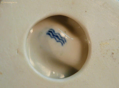 Статуэтка "Два горностая". Подглазурная синяя марка "три волны".