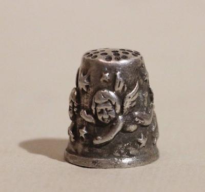 Напёрсток "Ангелочки". Серебро по реактиву. Конец XIX - начало ХХ века.