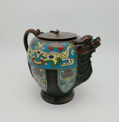 Китайский чайник для чайных церемоний. С объемным изображением собаки Фу. Изготовлен из медного сплава, декорирован рельефной прочеканкой и орнаментом.