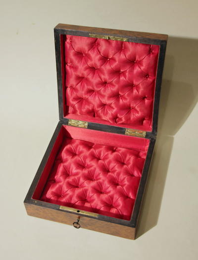 Шкатулка. Облицована корнем ореха, инкрустирована бронзой, чёрным и розовым деревом. Отделана шелаком.