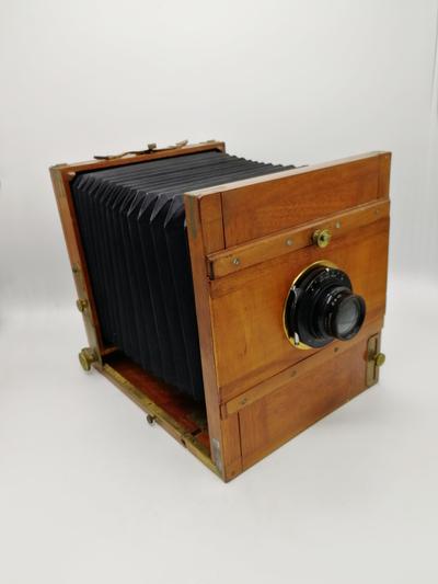 Фотокамера со штативом. Западная Европа, красное дерево, начало XX века