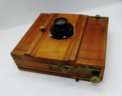 Фотокамера со штативом. Западная Европа, красное дерево, начало XX века