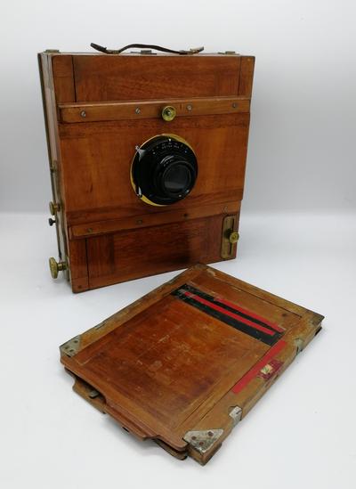 Фотокамера со штативом. Западная Европа, красное дерево, начало XX века