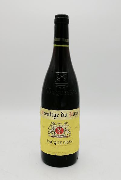 Вино 2002 &quot;Prestige du Pape VACQUEYRAS&quot;. Упаковка не повреждена. Этикетка имеет незначительные потёртости (см. фото). В комплект входит подарочная упаковка в виде футляра для бутылки