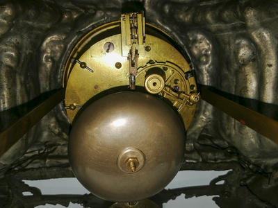 Каминные часы с охотником. Франция, вторая половина XiX века. В хорошей сохранности.