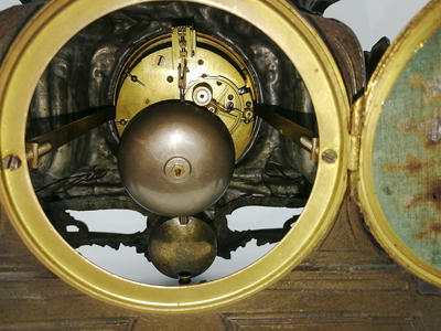 Каминные часы с охотником. Франция, вторая половина XiX века. В хорошей сохранности.