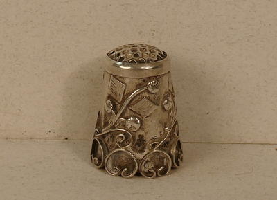 Напёрсток "Цветы". Серебро 925*. Конец XIX - начало ХХ века.