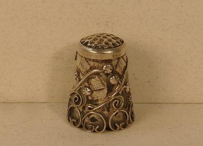 Напёрсток "Цветы". Серебро 925*. Конец XIX - начало ХХ века.