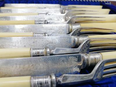 Футляр для хранения столовых приборов с 30 предметами. Англия. Вторая половина XIX века.