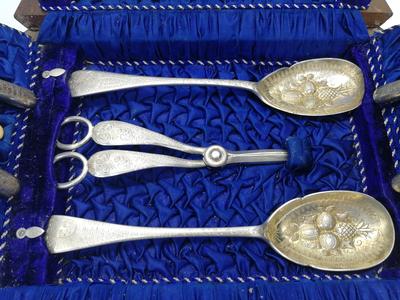 Футляр для хранения столовых приборов с 30 предметами. Англия. Вторая половина XIX века.