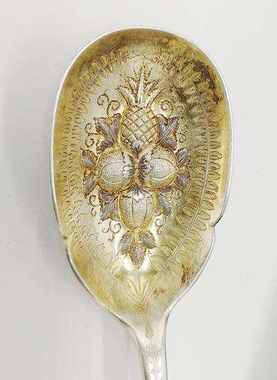 Футляр для хранения столовых приборов с 30 предметами. Англия. Вторая половина XIX века.