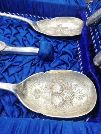 Футляр для хранения столовых приборов с 30 предметами. Англия. Вторая половина XIX века.