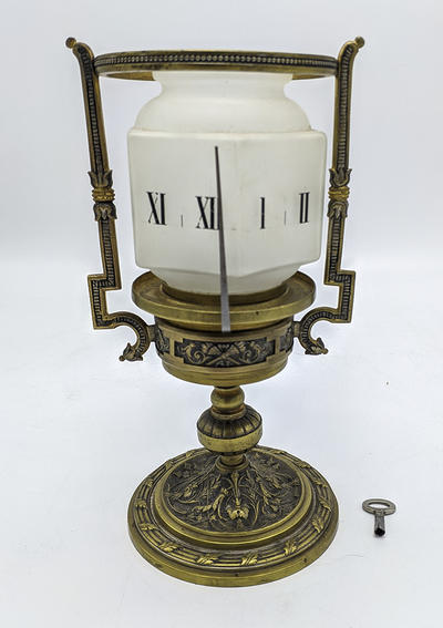 Часы-ночник с вращающимся плафоном. Франция, середина XIX века