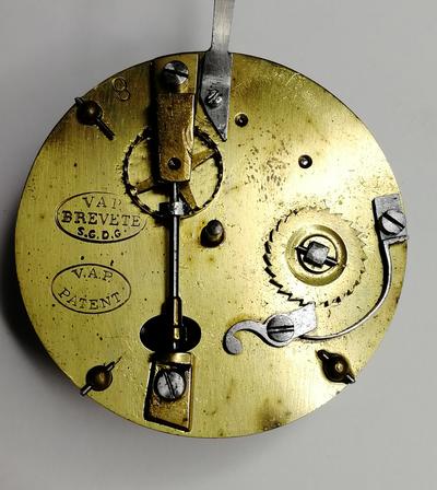 Механизм часов без корпуса.