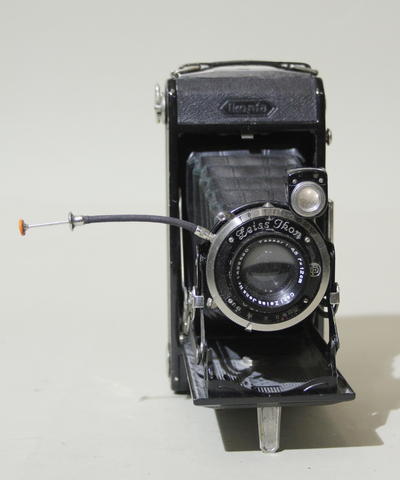 Фотоаппарат "Zeiss Ikon Ikonta". Складная пленочная фотокамера, производилась компанией Zeiss Ikon в 1930-ые годы .
