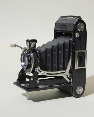 Фотоаппарат "Zeiss Ikon Ikonta". Складная пленочная фотокамера, производилась компанией Zeiss Ikon в 1930-ые годы .