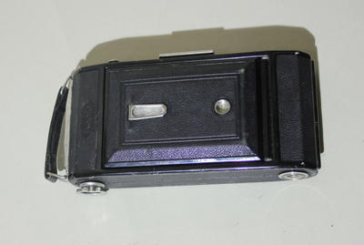 Фотоаппарат "Zeiss Ikon Ikonta". Складная пленочная фотокамера, производилась компанией Zeiss Ikon в 1930-ые годы .