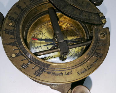 Солнечные часы-компас с футляром. Англия, вторая половина XIX века