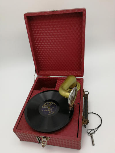 Патефон с набором пластинок. Комплект состоит из мини патефона с ключом, в рабочем состоянии и набора пластинок (22 шт.) диаметром 150 мм.