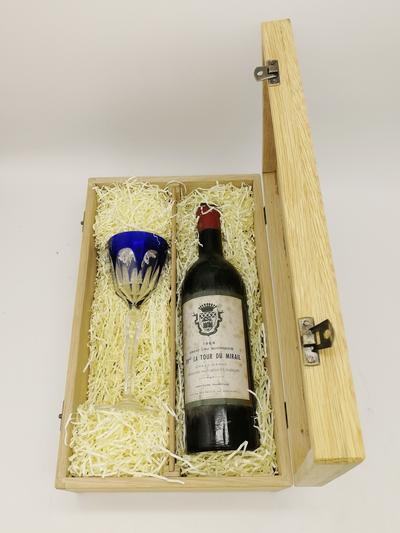 Вино 1966 "Chateau LA TOUR DU MIRAIL" с хрустальным бокалом.. В набор входит бутылка вина "Chateau LA TOUR DU MIRAIL" урожая 1966 года и бокал для вина.