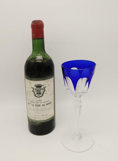 Вино 1966 "Chateau LA TOUR DU MIRAIL" с хрустальным бокалом.. В набор входит бутылка вина "Chateau LA TOUR DU MIRAIL" урожая 1966 года и бокал для вина.