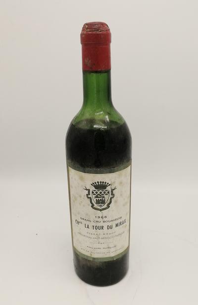 Вино 1966 "Chateau LA TOUR DU MIRAIL" с хрустальным бокалом.. В набор входит бутылка вина "Chateau LA TOUR DU MIRAIL" урожая 1966 года и бокал для вина.